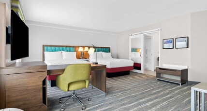 Hampton Inn & Suites Chicago Medical District UIC Room Type - 2QN STDO MIC FRIDG WTBR