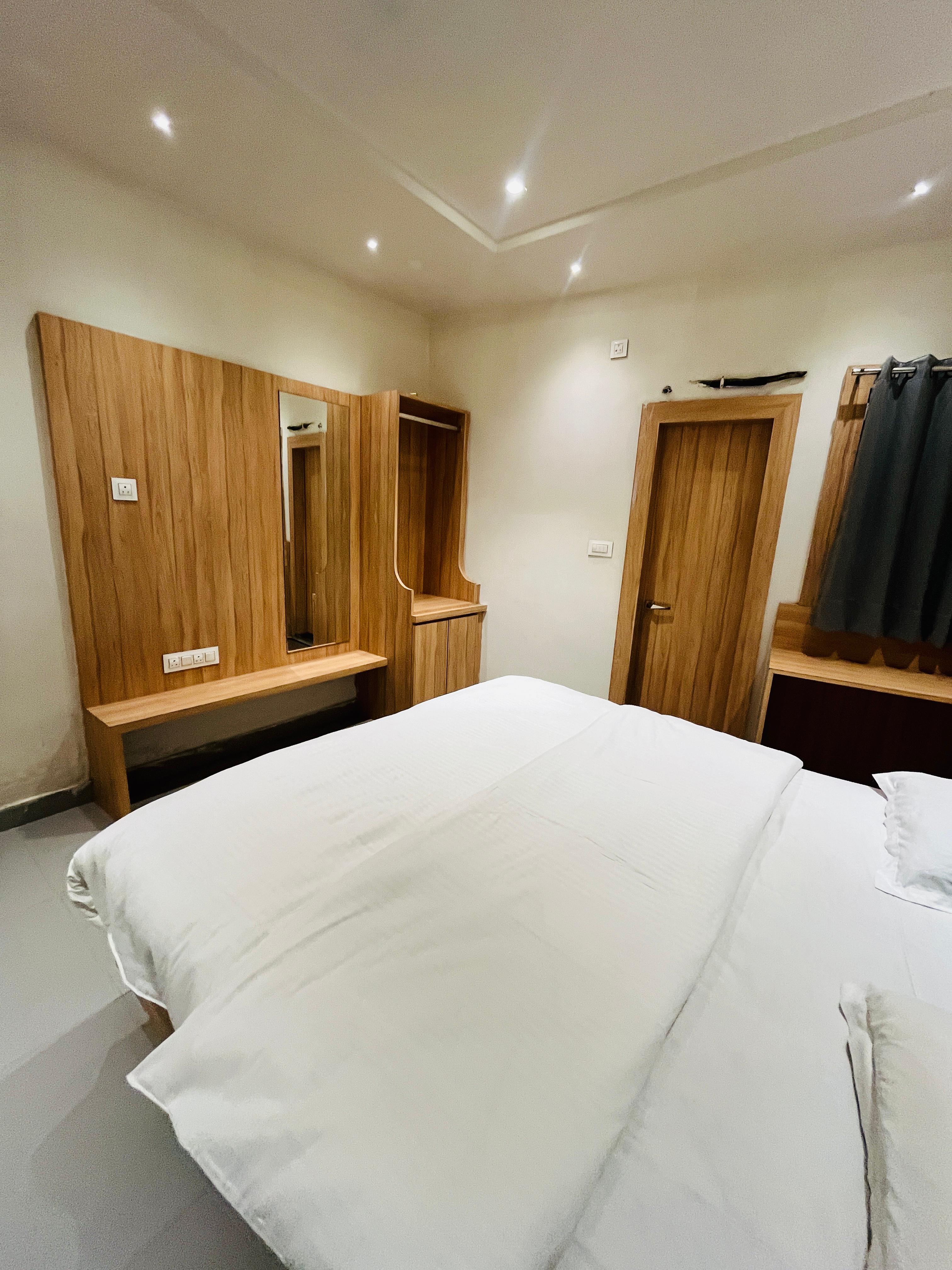 Hotel Pratap Inn - Tap to explore photos