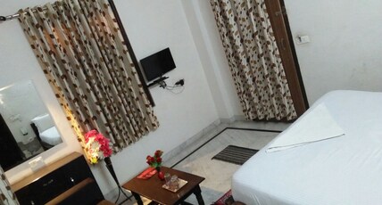 Hotel Manbhar Room Type - Deluxe Room with mountain view