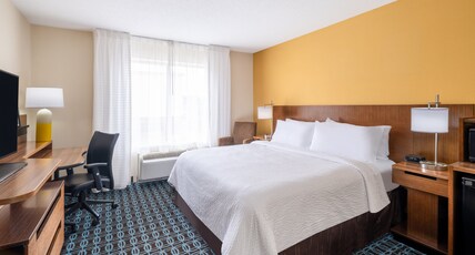 Garner Hotel MACON WEST, an IHG hotel Room Type - 1 King Communications Mobility Accessible Roll Shower