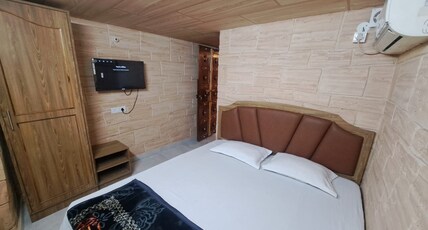 Batra Guest House Varanasi Room Type - Luxury Ac Room in Varanasi | Gupt Kashi (Room No-105) Batra Guest House Varanasi Room Type - Luxury Ac Room in Varanasi | Gupt Kashi (Room No-105)