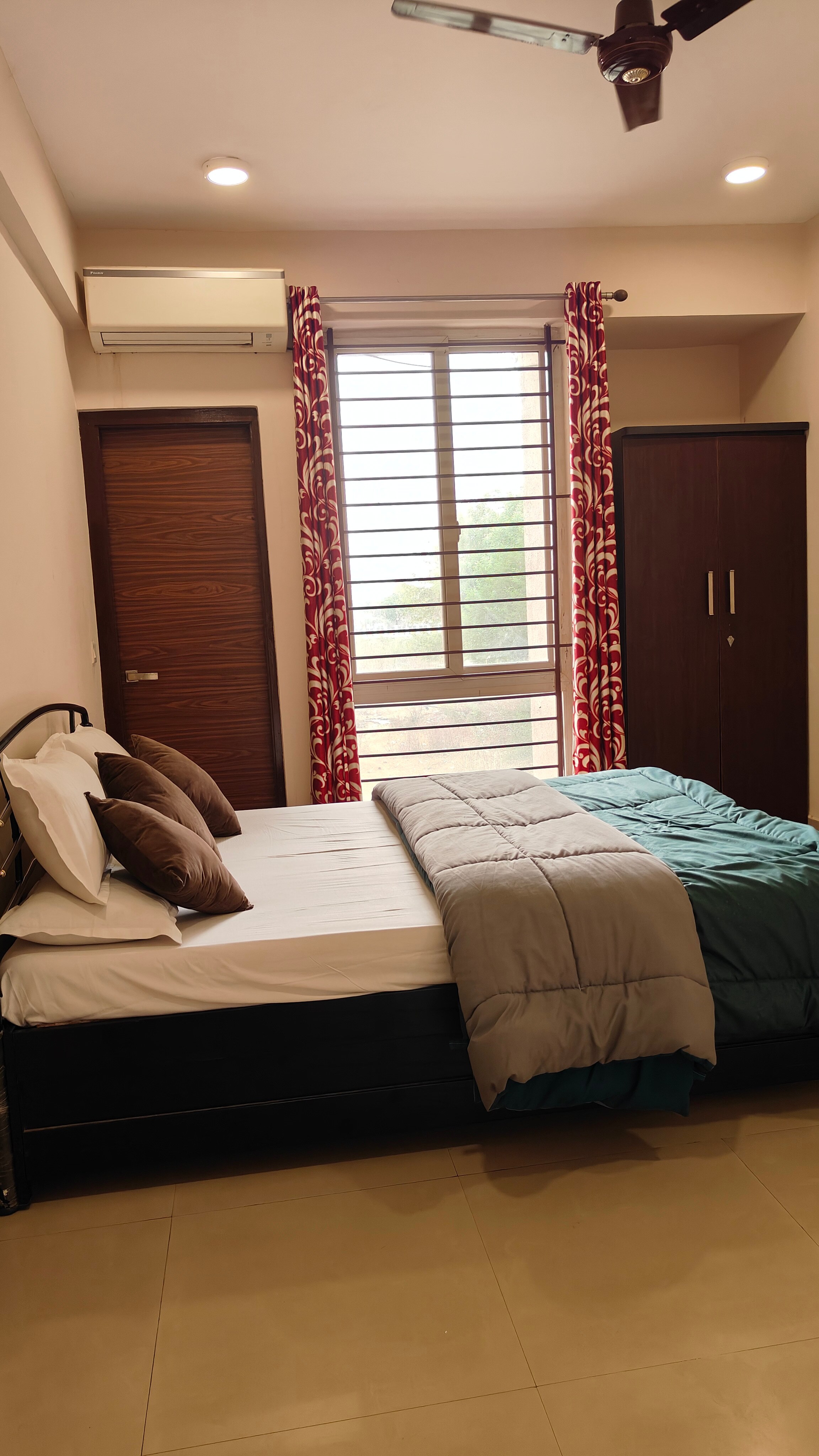 Staeg Spacious Apartment 3BHK 104 - Tap to explore photos