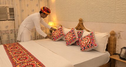 Emirates Luxury Desert Camp Room Type - Royal Maharaja Tent