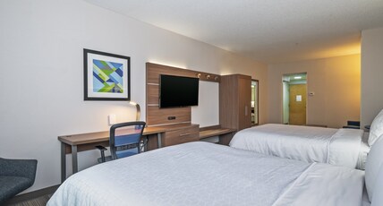 Holiday Inn Express & Suites WOODBRIDGE Room Type - 2 Queen Suite Additional Living Area
