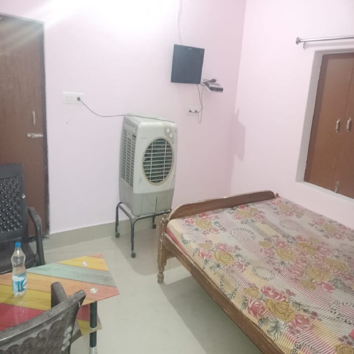 Shri Krishna Guest House - Tap to explore photos