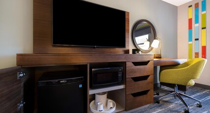 Hampton Inn & Suites by Hilton Marina Room Type - 1 KING MICROWV FRIDGE
