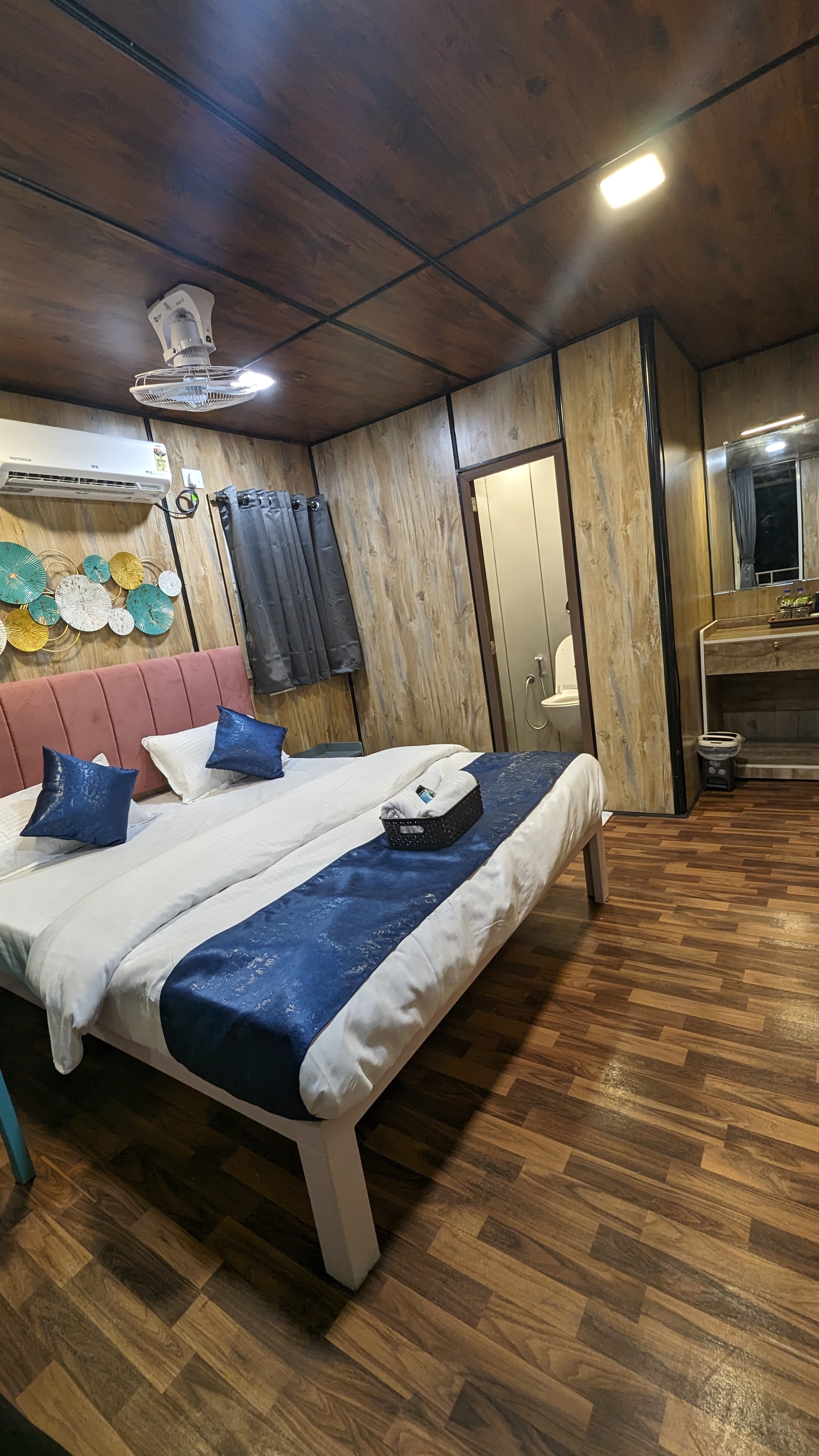 Hotel NIVANTA Lakeview Retreat - Tap to explore photos