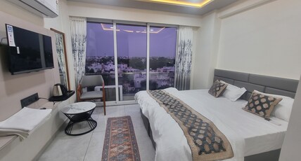 HOTEL 9 HILLS Room Type - Deluxe King Bed Room