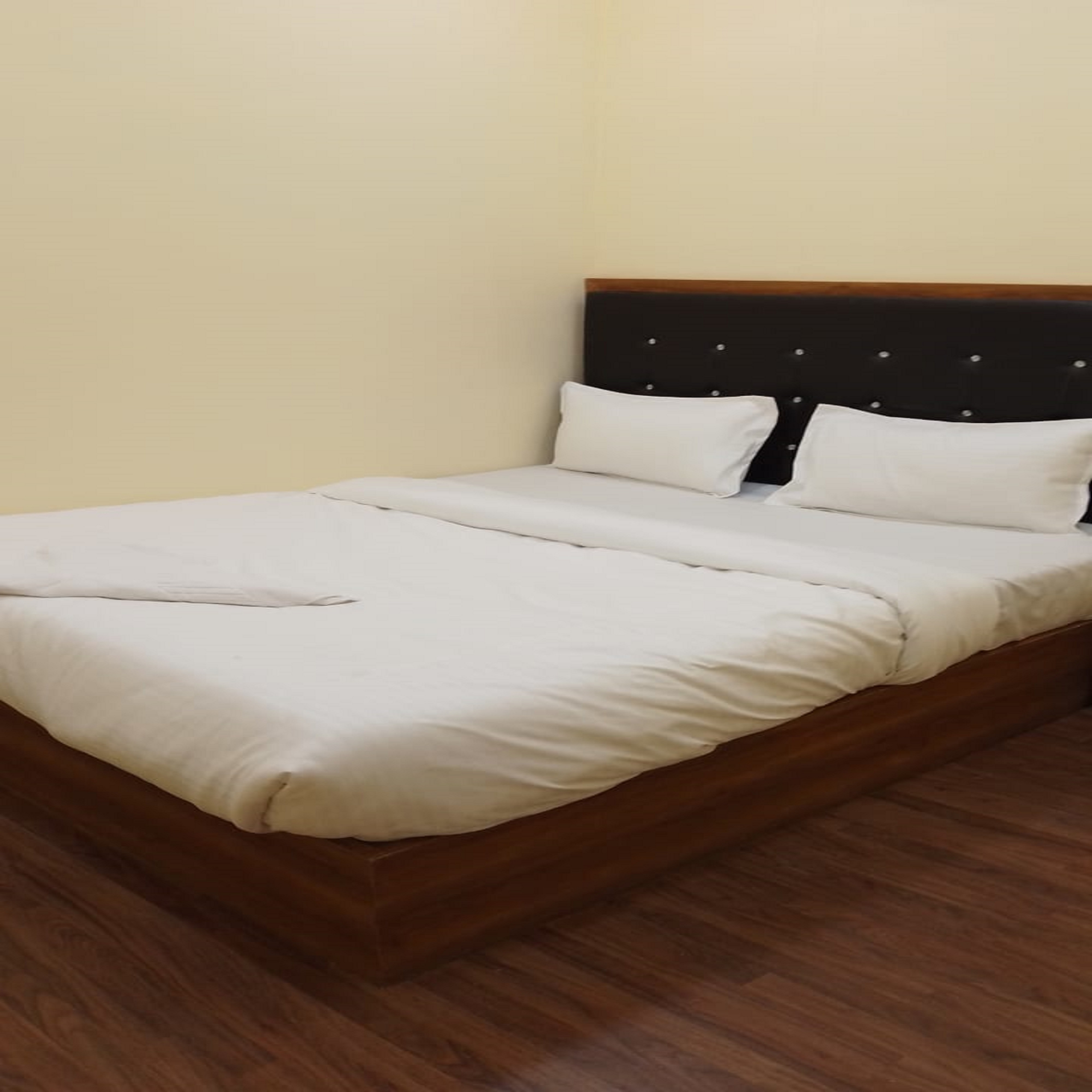 Hotel Crown - Tap to explore photos