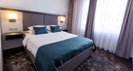 Best Western Plus Premium Inn Room Type - 1 King Bed, Non-Smoking, Standard Room, Flat Screen Television, Pool View, Wi-Fi, Coffee And Tea Mak