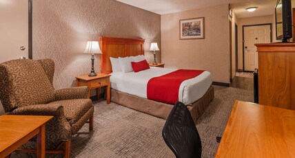 Best Western Plus Rivershore Hotel Room Type - Accessible - 1 Queen, Mobility Accessible, Communication Assistance, Roll In Shower, Non-Smoking Best Western Plus Rivershore Hotel Room Type - Accessible - 1 Queen, Mobility Accessible, Communication Assistance, Roll In Shower, Non-Smoking