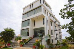 Highnest | Rooms & Caretaker