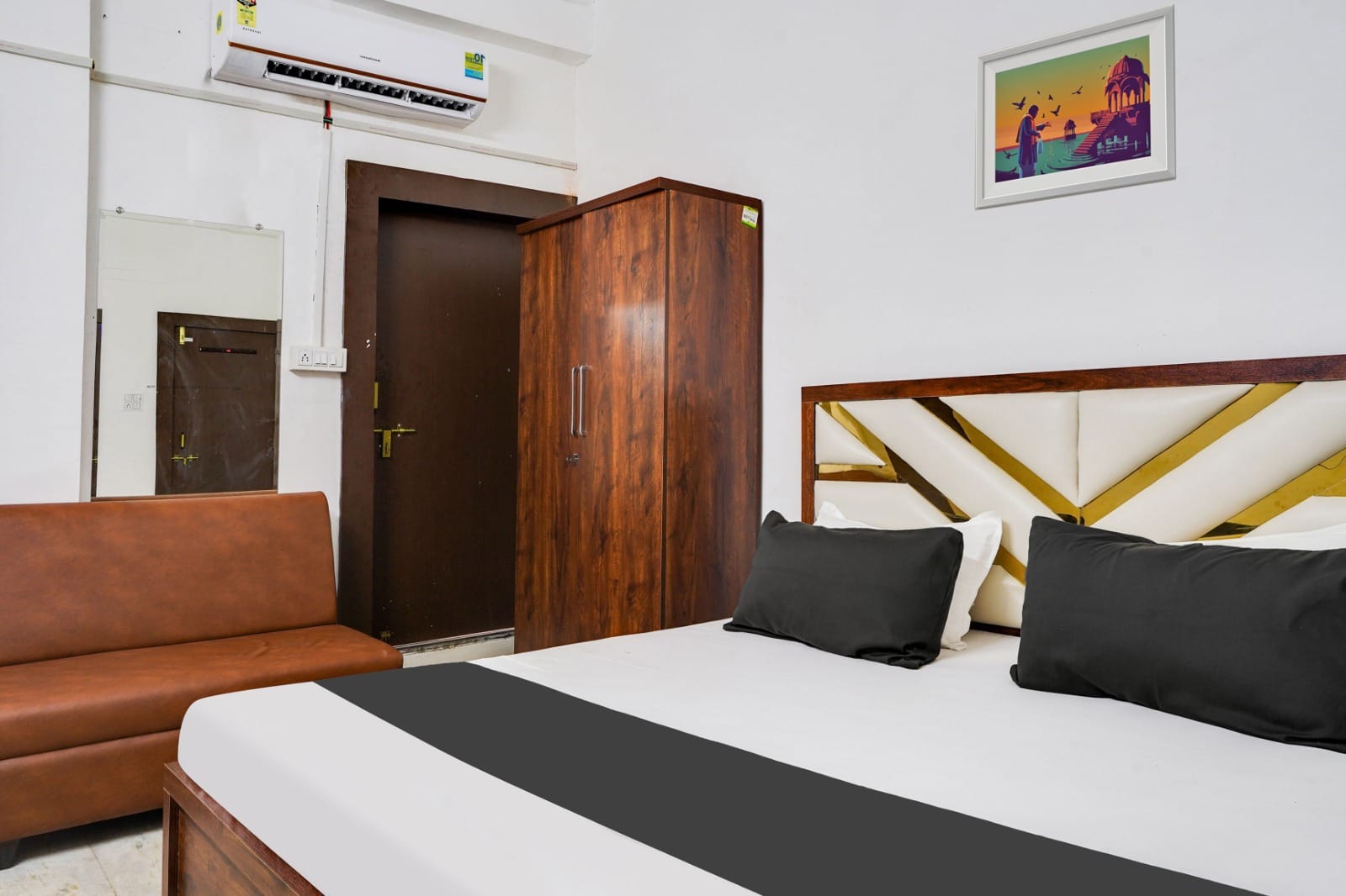 Hotel The Prishu Villa - Tap to explore photos