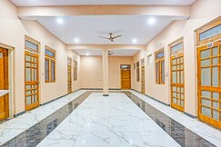 OYO 834443 Hitech Hotal
