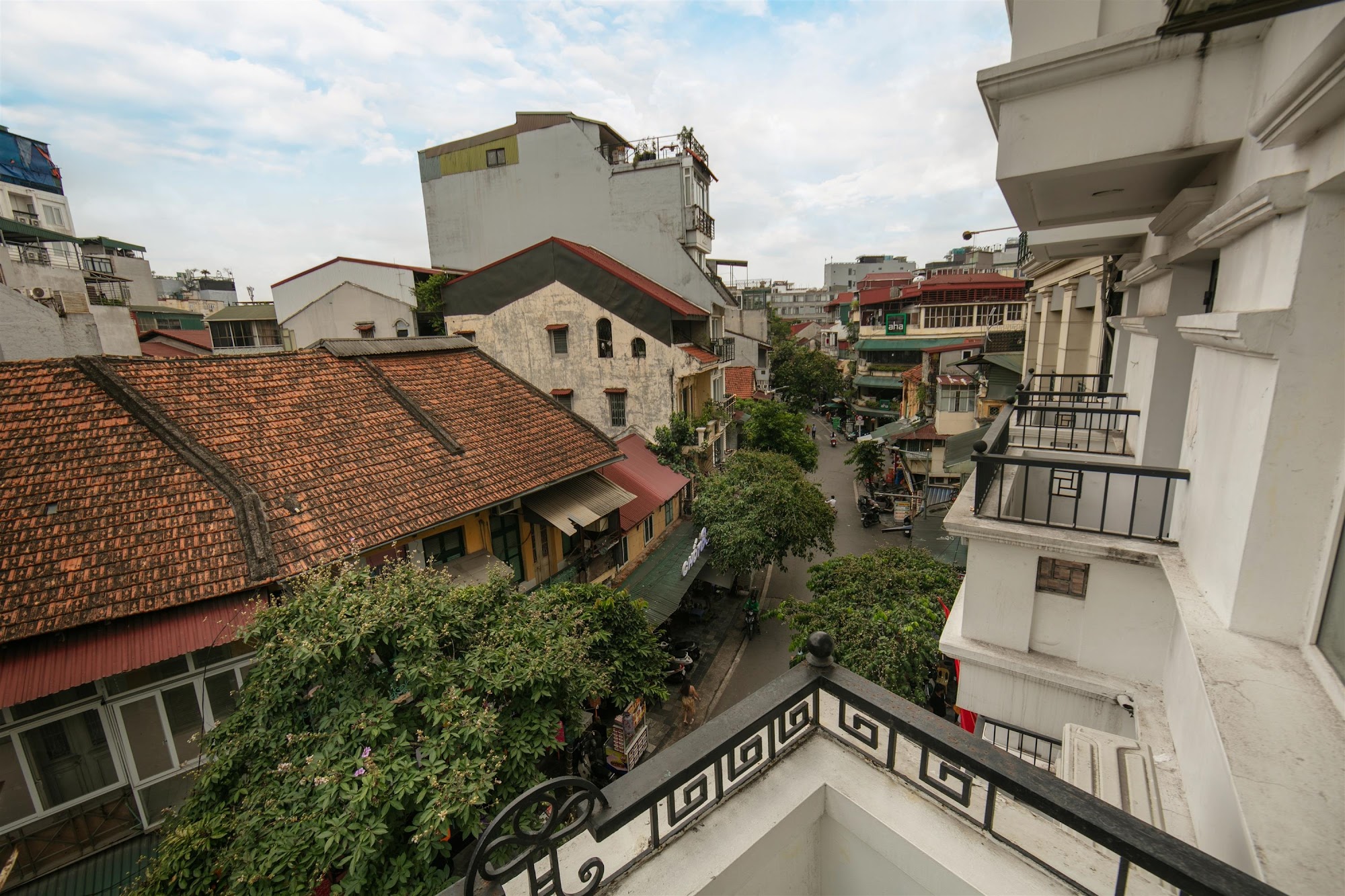 Hanoi Traveller House - Tap to explore photos