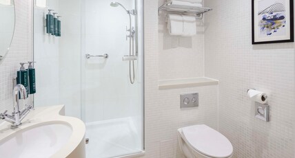 DoubleTree by Hilton Hotel Manchester - Piccadilly Room Type - KING GUEST BEDROOM