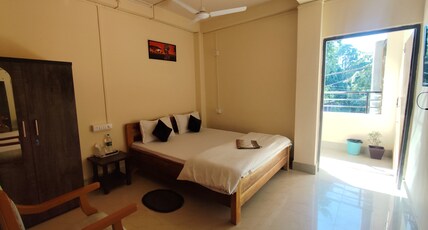 Soothing Stay Guest House Room Type - DELUXE AC ROOM 103
