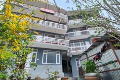 Dew Drop Stays River & Rohtang view