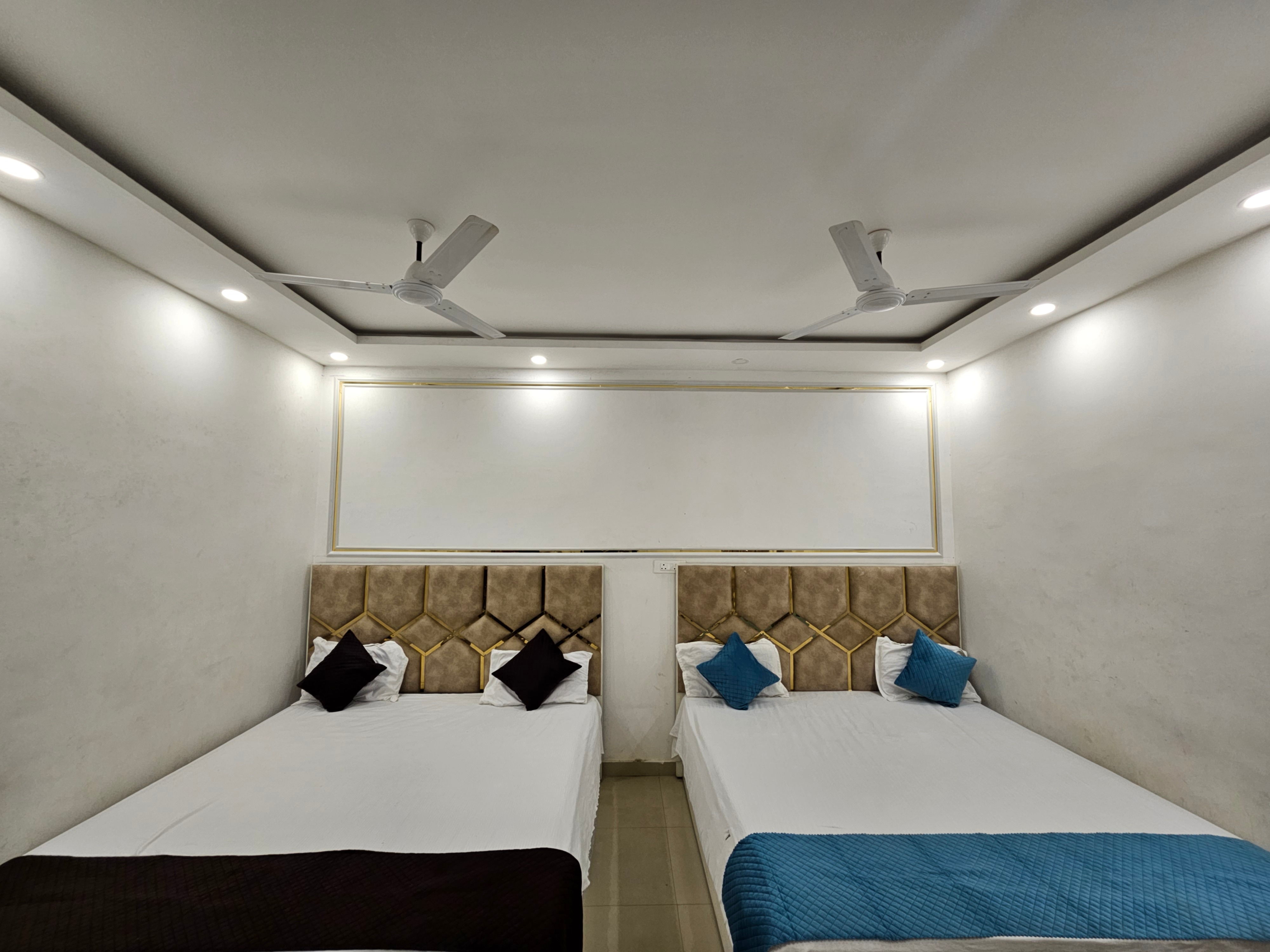 Shivam Guest House - Tap to explore photos