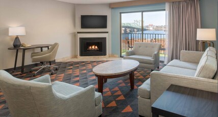 Holiday Inn PORTLAND - COLUMBIA RIVERFRONT Room Type - 1 Bedroom Suite Balcony