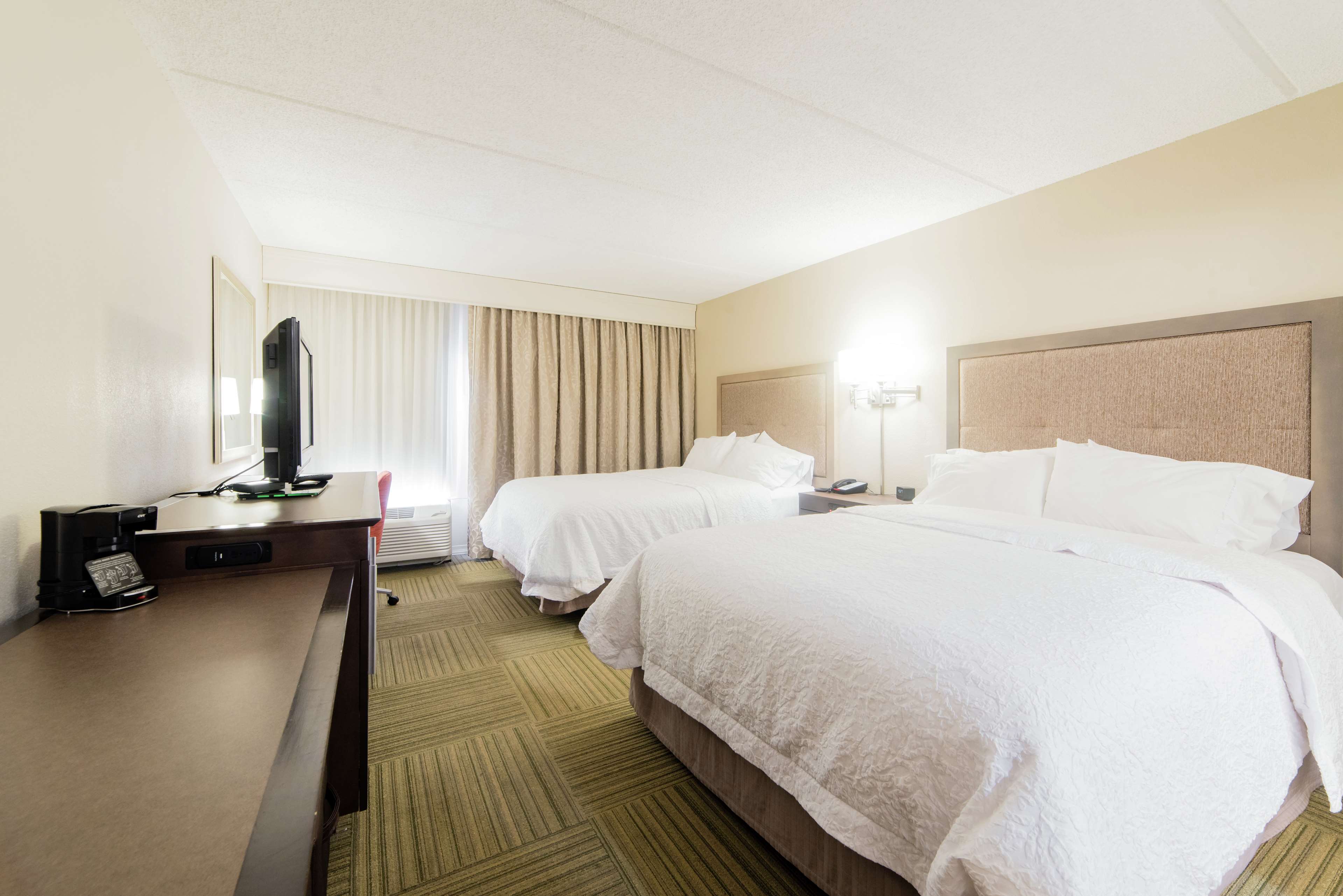 Hampton Inn Caryville - Tap to explore photos