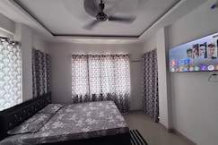 The Comfort Zone w AC, Smart Tv & Private Balcony.