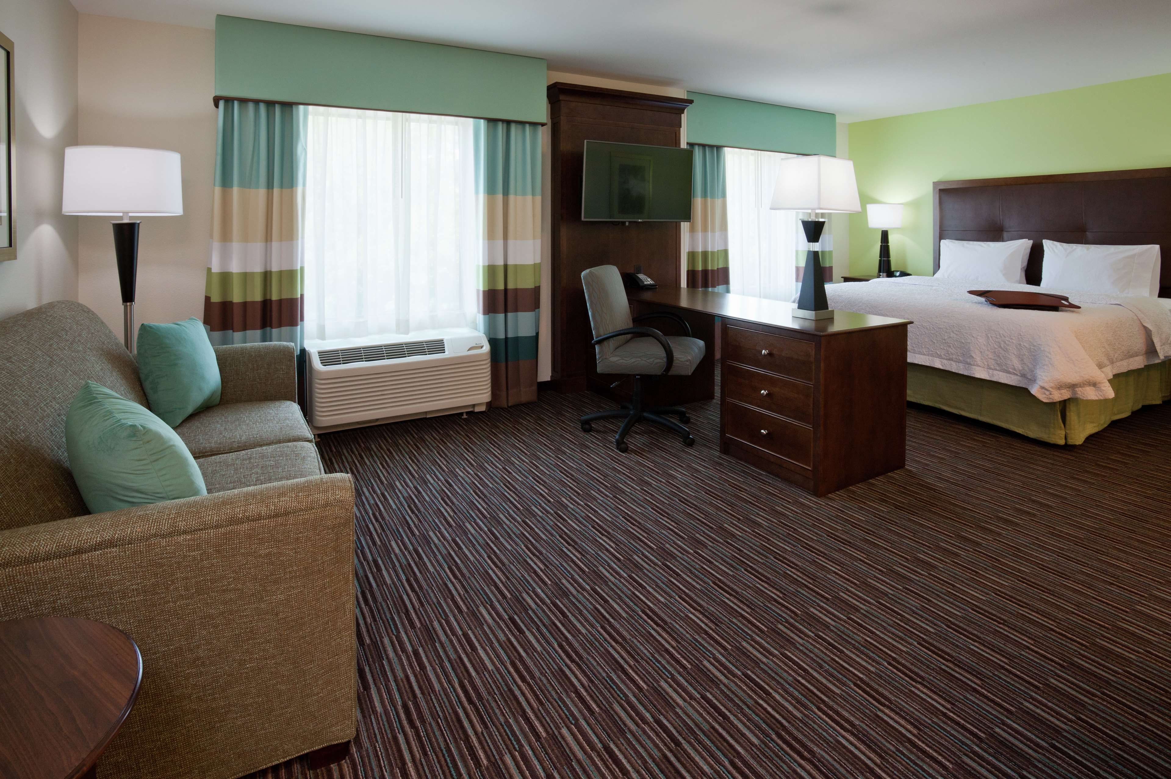 Hampton Inn & Suites Minneapolis West/ Minnetonka - Tap to explore photos