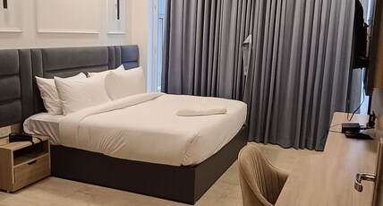 The Royal Oak Premier - Unitech Cyber Park Room Type - SUPERIOR ROOM