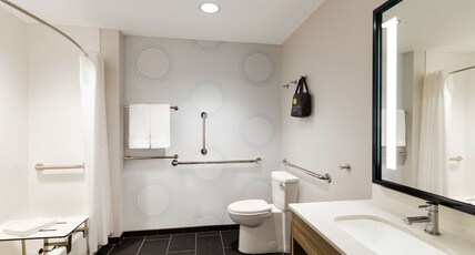 Tru By Hilton Ogden, UT Room Type - 2 QN MOB HEAR ACC W TUB