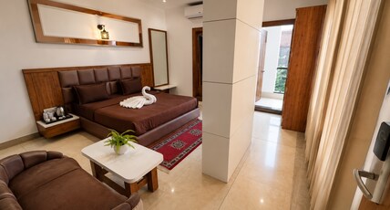 Hotel Nainas Palace Room Type - Super Deluxe Room With balcony