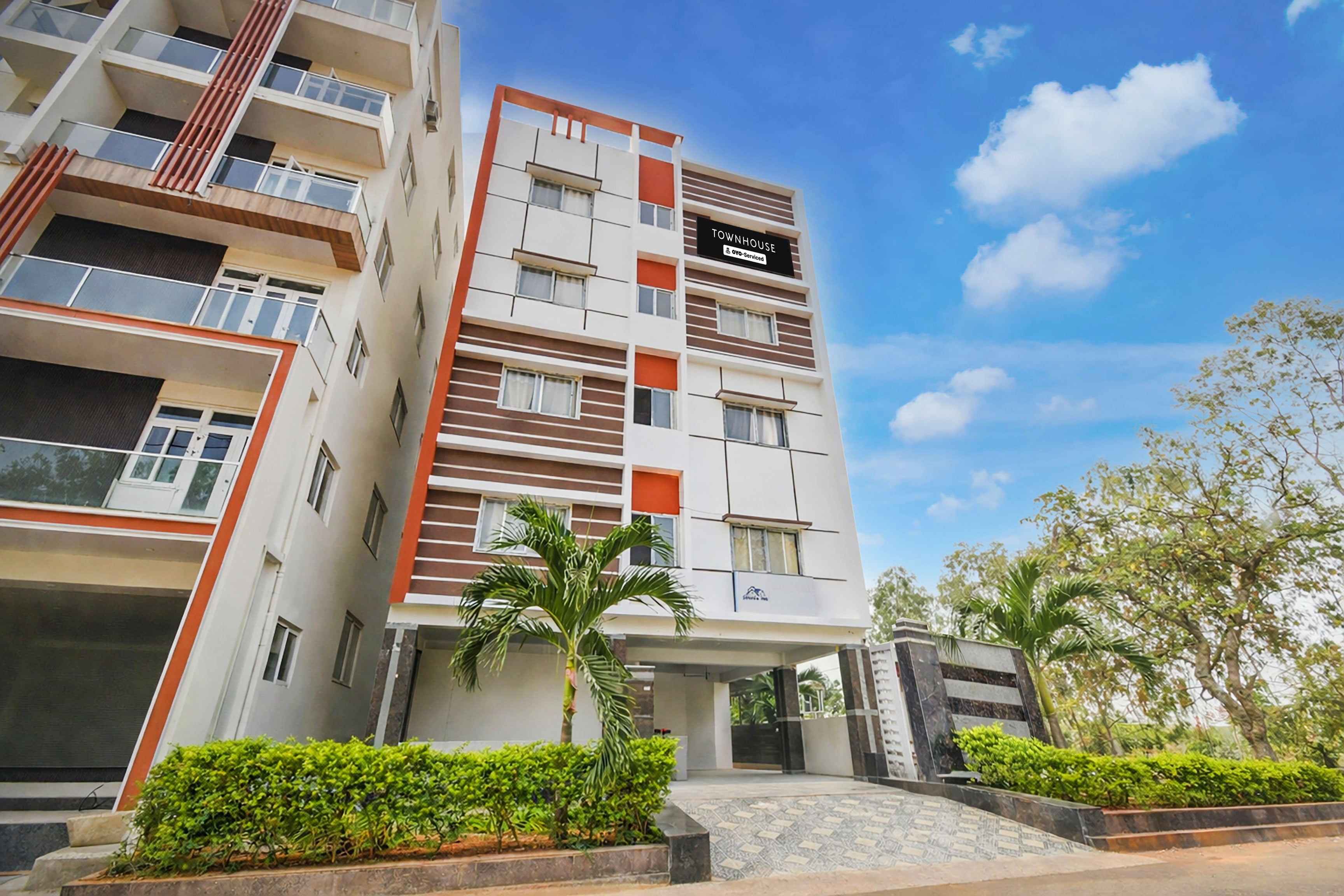 Super Townhouse Financial District Gachibowli Formerly Srinika Inn - Tap to explore photos