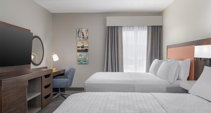 Hampton Inn by Hilton ALTOONA Room Type - 2QNS STE MIC FRIDG WTBR NS