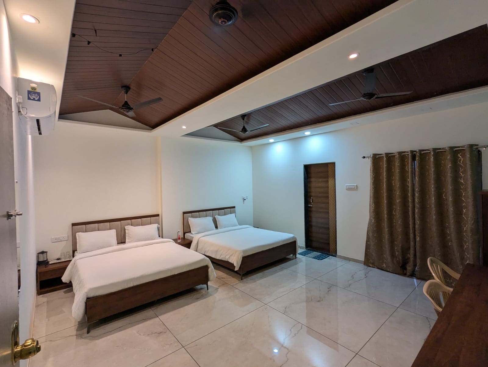 Hotel Sarang Executive - Tap to explore photos