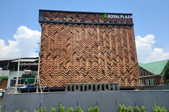 Hotel Royal Plaza (10 min Walk to Dal Lake)