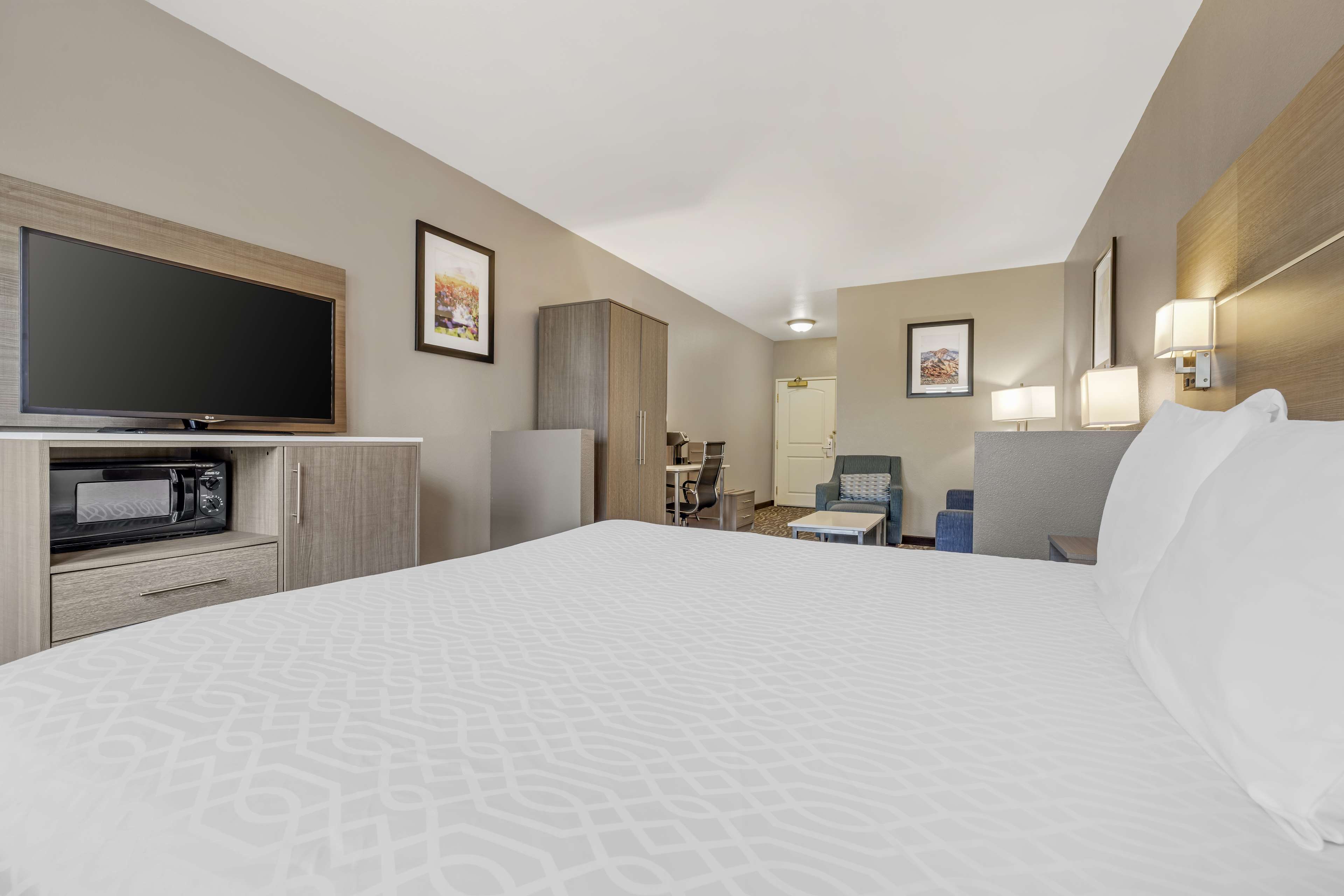 Best Western Plus Lake Elsinore Inn & Suites - Tap to explore photos