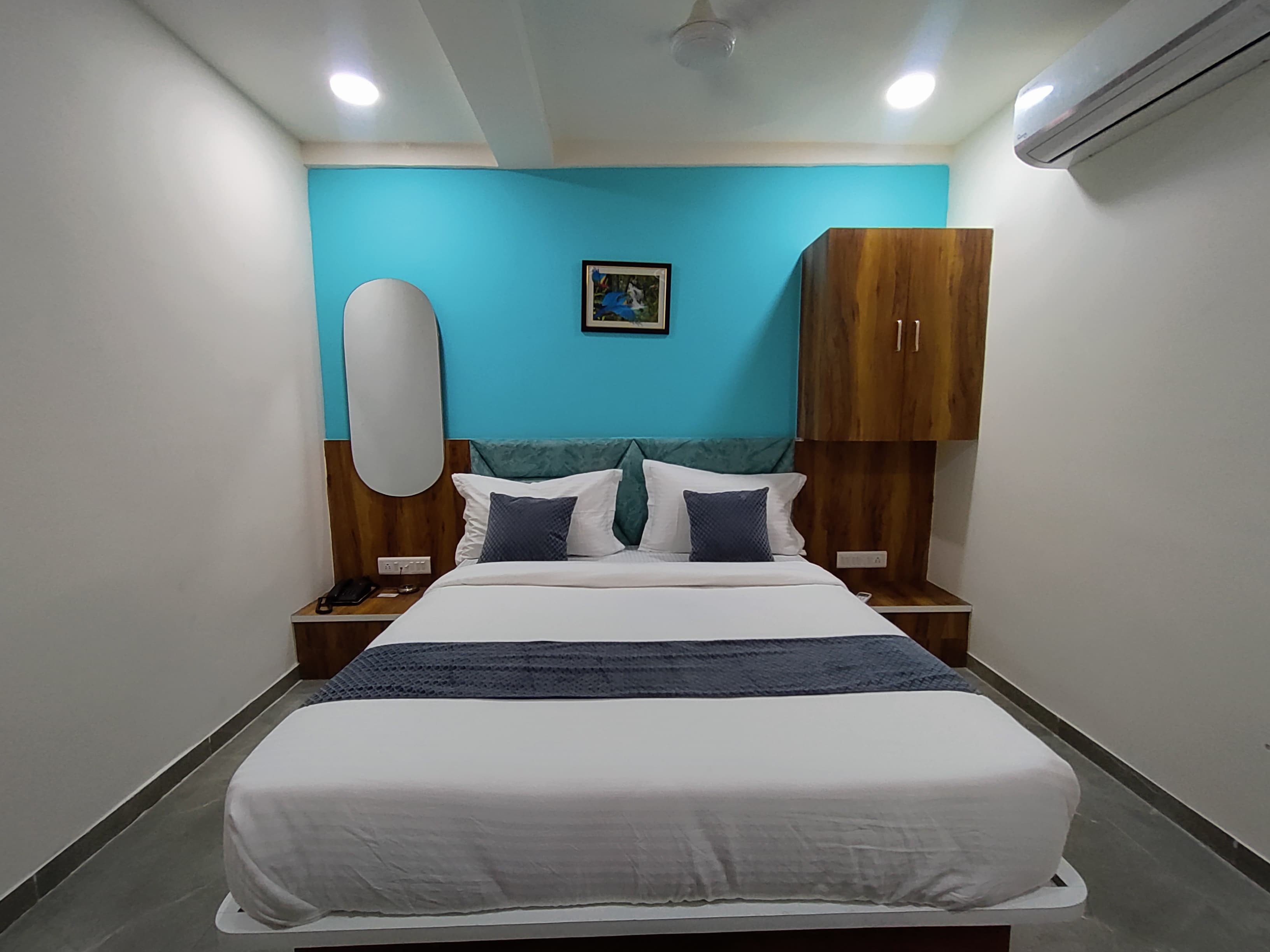 Hotel Leepark - Tap to explore photos