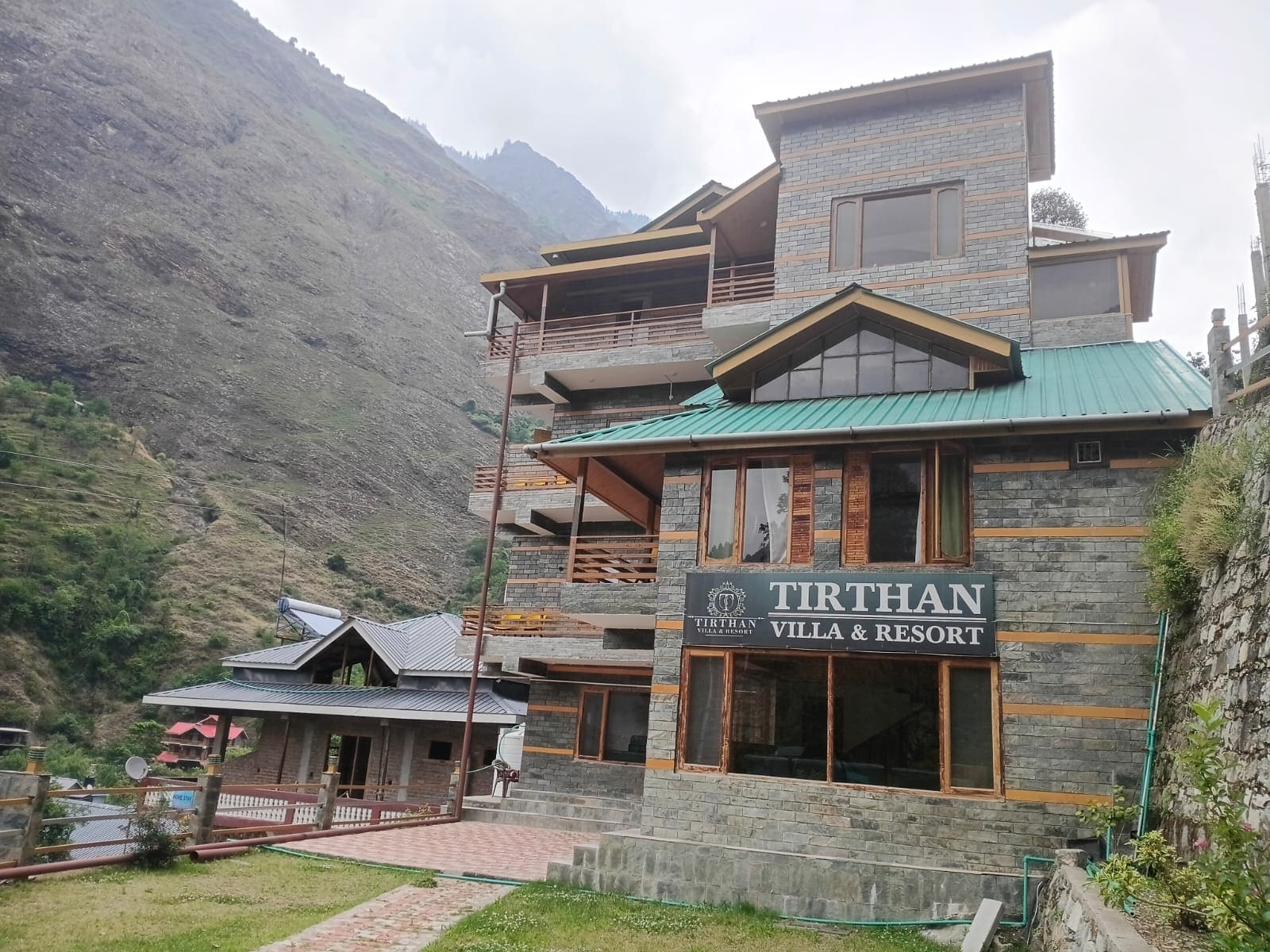 Tirthan Villa And Resorts - Facing Toward River and Mountains - Tap to explore photos