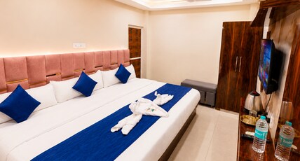 Hotel Aagman Palace | Near Mahakal Temple. Room Type - Family Room (6 Person)
