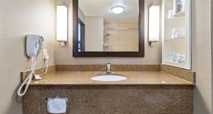 Holiday Inn Express Hotel & Suites Barstow Room Type - 1 King Bed Suite Comm Mobil Access Tub
