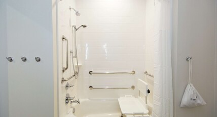Hampton Inn by Hilton Mustang Room Type - 2QN MOB HEAR ACC W TUB NS