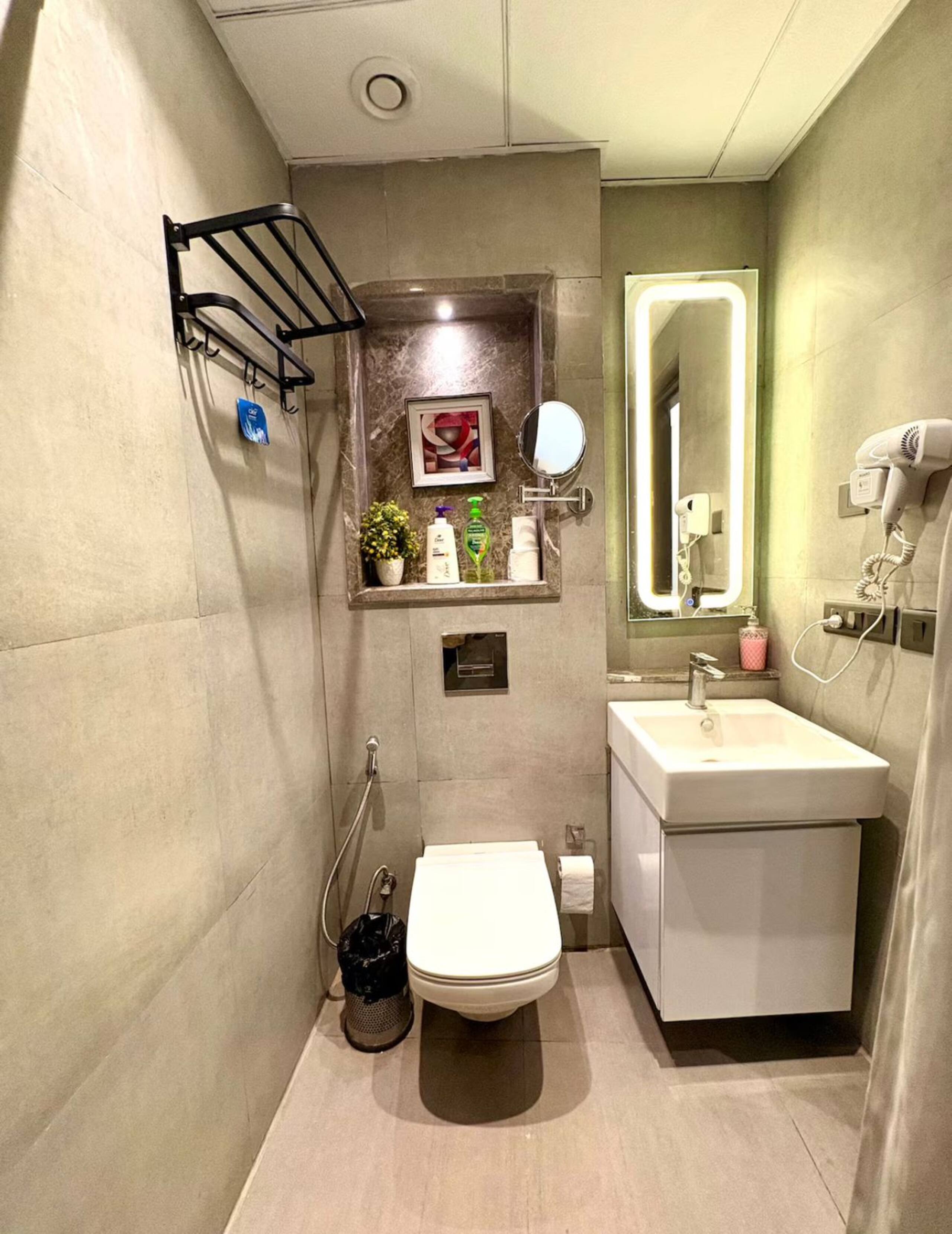 high sky luxurious 43 floor stay At Supernova Noida - Tap to explore photos