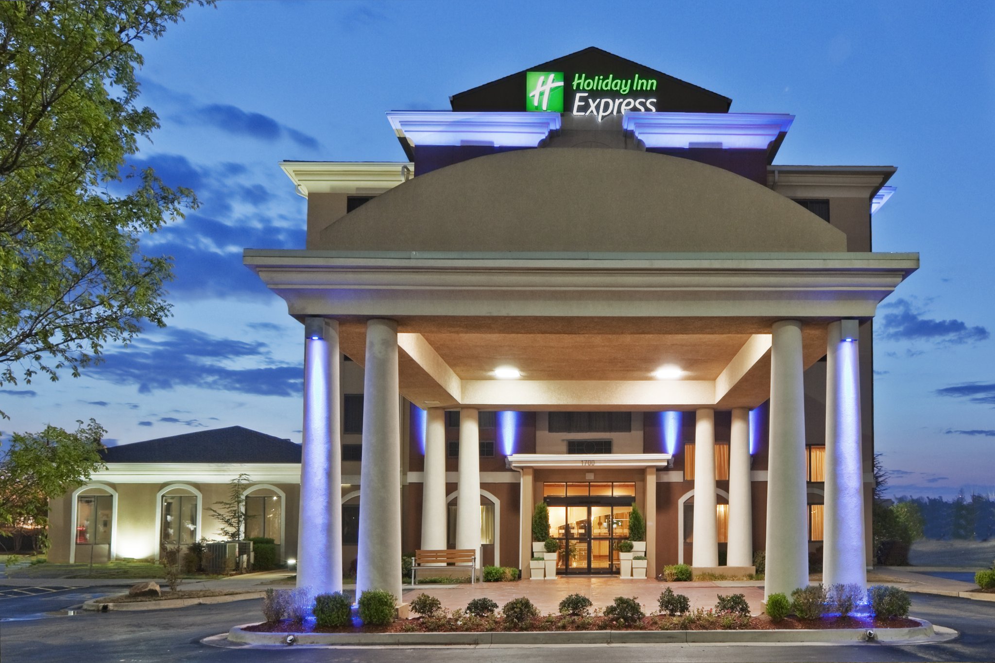 Holiday Inn Express & Suites MIDWEST CITY - Tap to explore photos