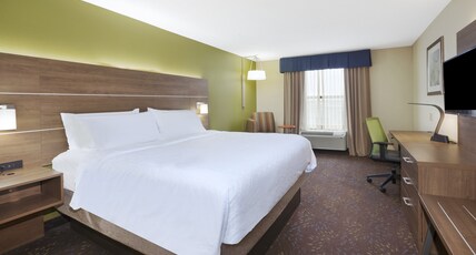 Holiday Inn Express & Suites CIRCLEVILLE Room Type - 1 King Standard Mobil Access with Bathtub