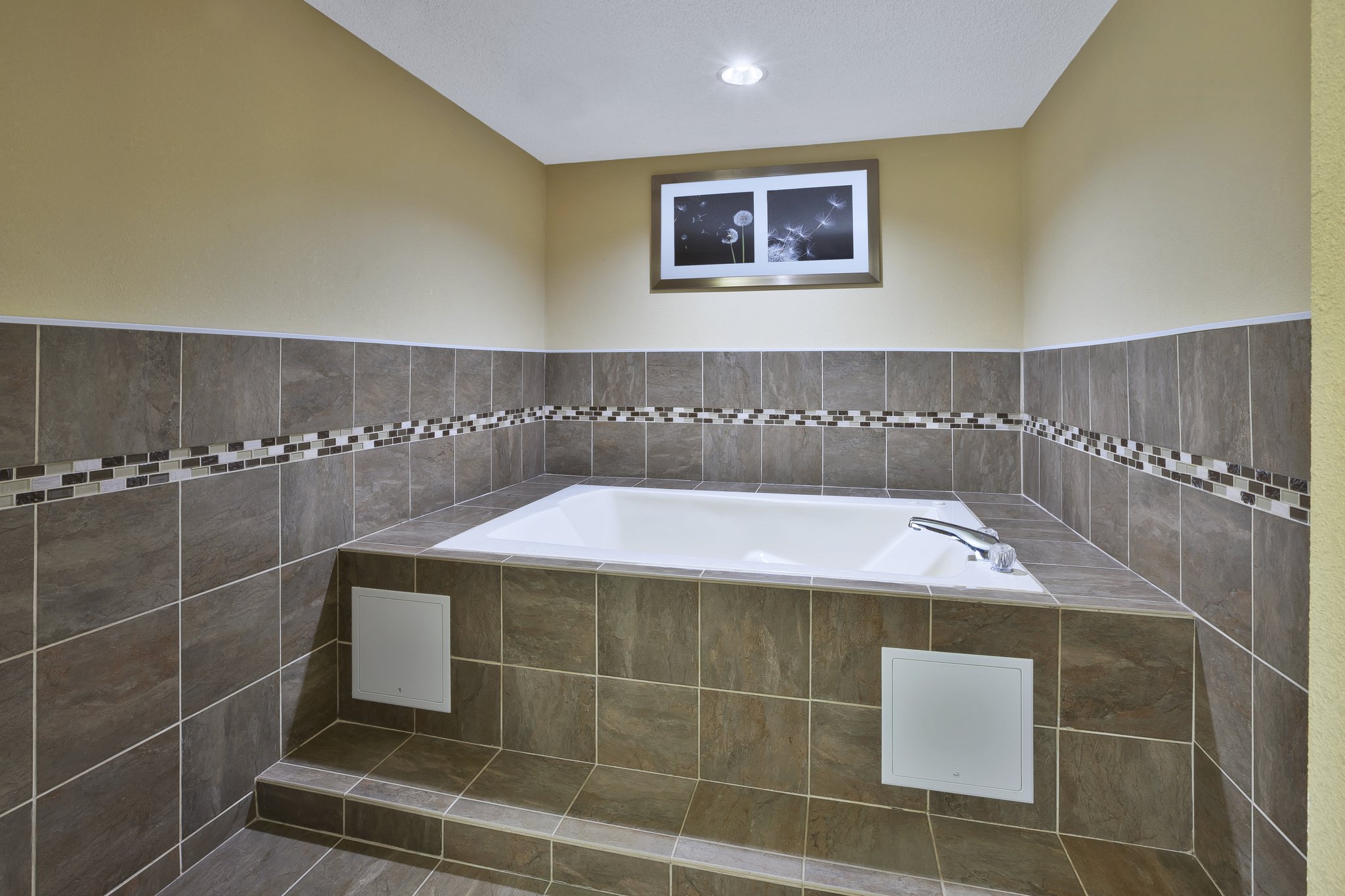Holiday Inn Express & Suites CIRCLEVILLE - Tap to explore photos