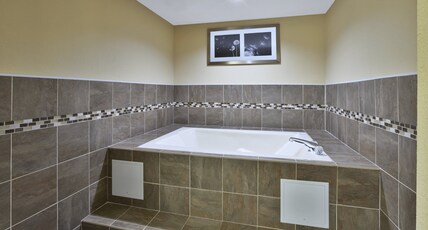 Holiday Inn Express & Suites CIRCLEVILLE Room Type - 1 King Bed Suite Jetted Tub