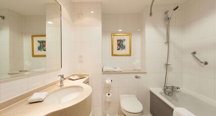 DoubleTree by Hilton Glasgow Strathclyde Room Type - QUEEN DELUXE ROOM