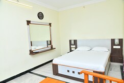 MAHALAKSHMI DELUXE LODGE