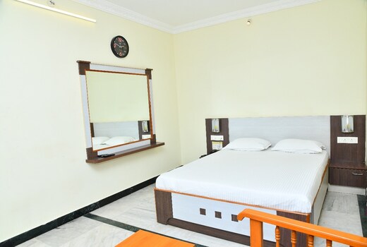 MAHALAKSHMI DELUXE LODGE
