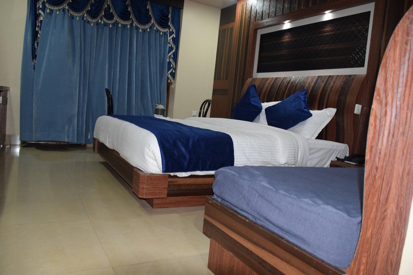 Hotel Naren Palace - Tap to explore photos