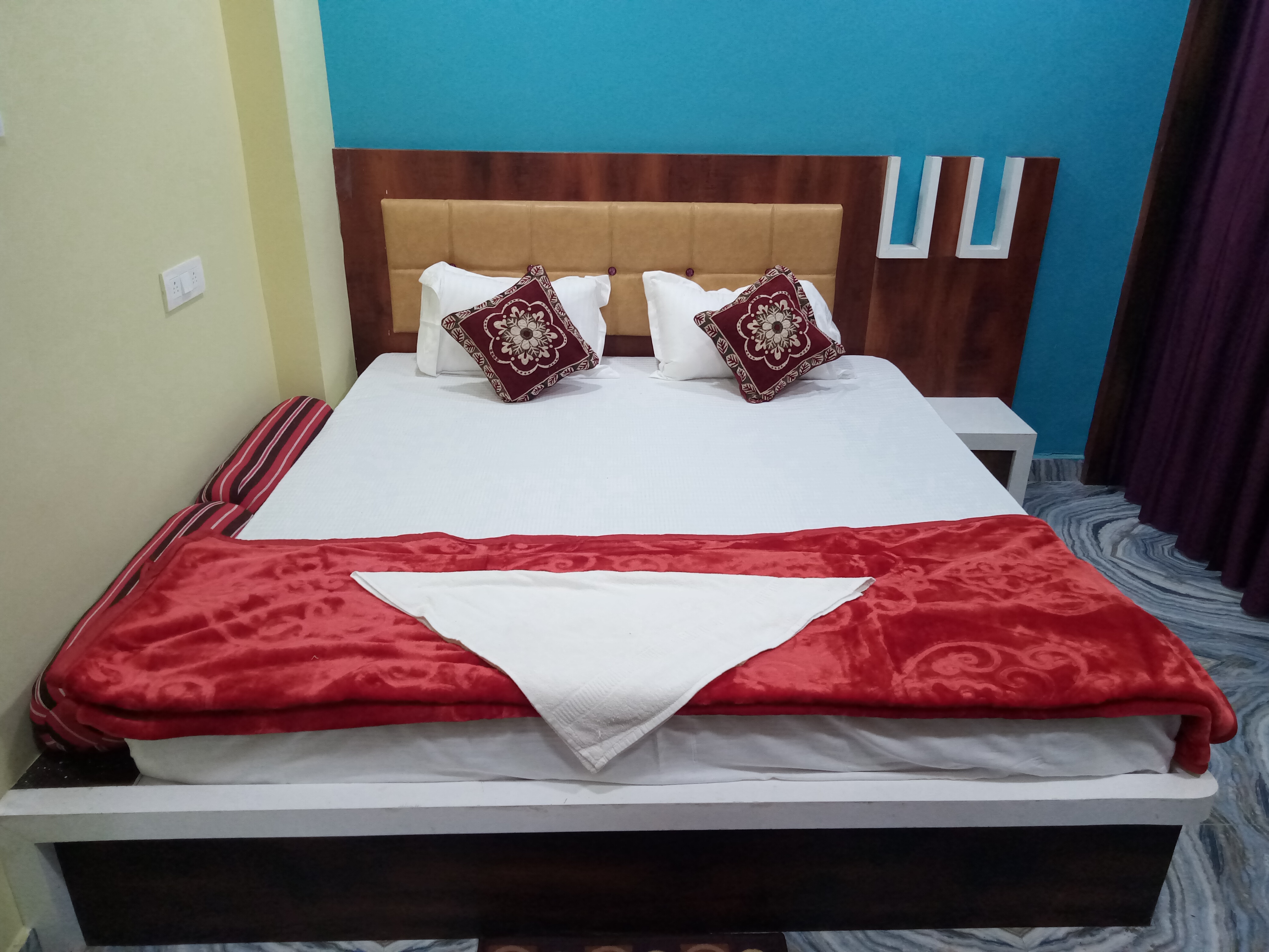Mamata Guest House ( 60 Mtrs from Railway Station) - Tap to explore photos